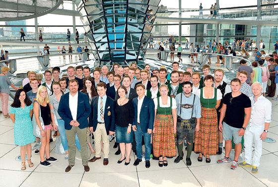 Florian Hahn MdB mit seiner Besuchergruppe auf der Kuppel des Reichstags. 	Foto: Stephanie Burgmaie	