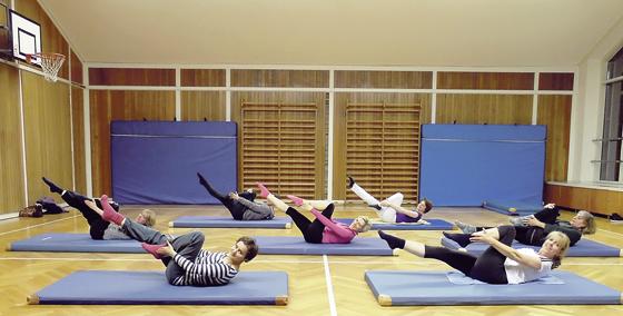 Pilates umfasst Übungen auf einer Matte und an Geräten und sorgt so für straffe Haut.	Foto: TSV