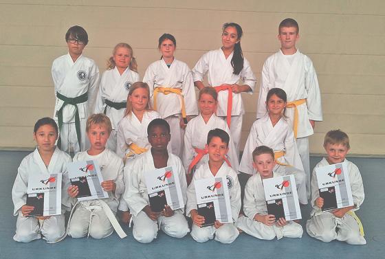 Die erfolgreichen Kyu-Prüflinge der Karate-Abteilung der SpVgg Höhenkirchen  bewiesen ihr ganzes Können.	Foto: Tina Pfahl