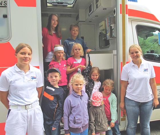 Die zehn Kinder bekamen eine erste Einführung darin, im Notfall richtig zu helfen zu können.	Foto: Röser