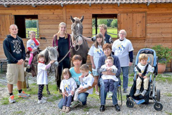 Gruppenbild mit Pferd und Pony: Der Umgang mit den Tieren bringt den Behinderten viel.	Foto: VA