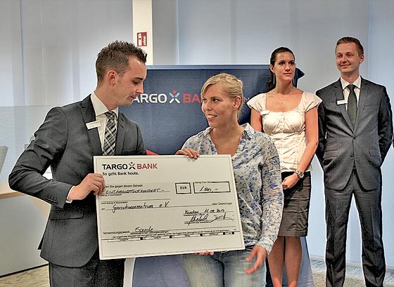Leiterin Anja Schneid freute sich über den Scheck der neuen Targobank-Filiale.	Foto: VA