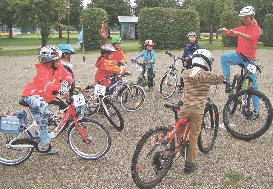 Dass das Radeln mit der richtigen Technik noch mehr Spaß macht und auch  sicherer ist, lernten die kleinen Kurseilnehmer des Ferienprogramms der vhs Sauerlach von Dozentin Andrea Wiedenbauer. 	Foto: privat