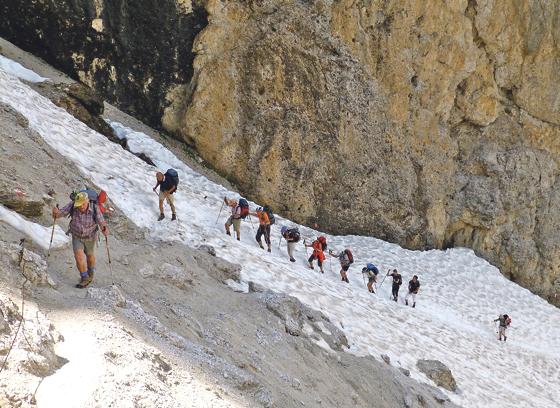 Die Bergtouren der DAV-Sektion Zorneding, wie hier am Klettersteig in Val  Setus / Italien, werden von ausgebildeten Führern geleitet. 	Foto: DAV Zorneding