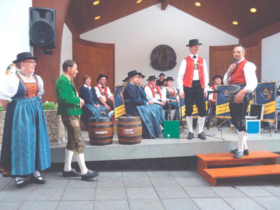 Dem Land Tirol die Treue! Die Poinger Blasmusikkapelle zu Gast in Roppen in Tirol.	Foto: Blasmusikkapelle Poing