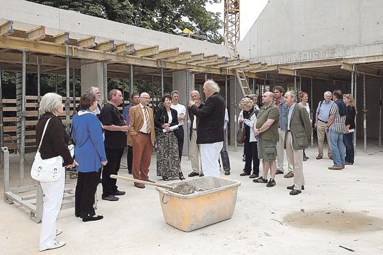 Viele Interessierte kamen zur Baubesichtigung mit Architekt Claus und Stadtdekanin Kittelberger.	Foto: Steuernagel-Gniffke