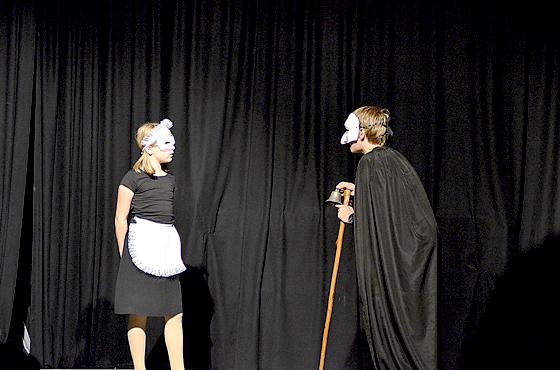 In dieser Szene des Stücks »Die Geburstagsfeier« zeigen Felisa Rutenkröger und Julius van Voorden ihr schauspielerisches Können. 	Foto: Christine van Voorden