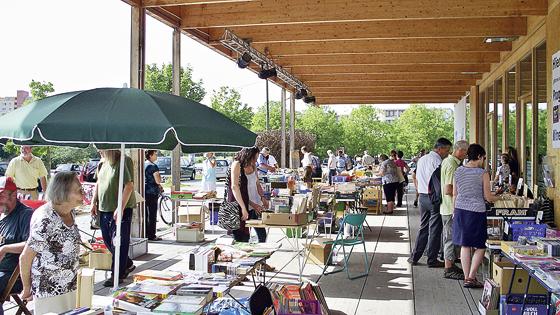 Der Bücher- und Musikmarkt findet auf der überdachten Terasse des Kulturhauses statt.	 Foto: VA