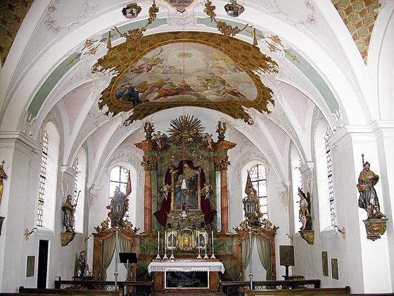 Der Hochaltar der Grafinger Marktkirche mit dem Altarbild »Heiliger Wandel« und den Assistenzfiguren der Heiligen.	Foto: Bernhard Schäfer