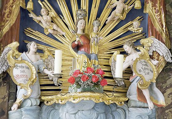 Die Madonna auf dem Altar der Marienkapelle in Hofolding war Vorlage für die Deckenbemalung des Kirchleins. 	Foto: hw