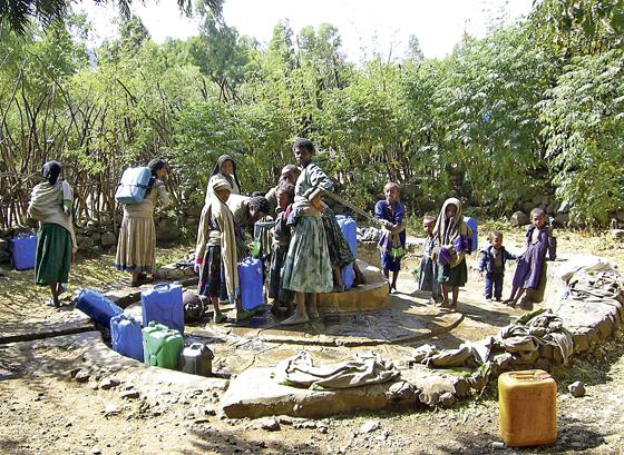 Menschen an einer Wasserstelle im äthiopischen Alem Katema: Die Ausstellung des Wasser- verbands Baldham gibt Einblicke in die »Wasserkultur« des fernen Landes. Foto: VA