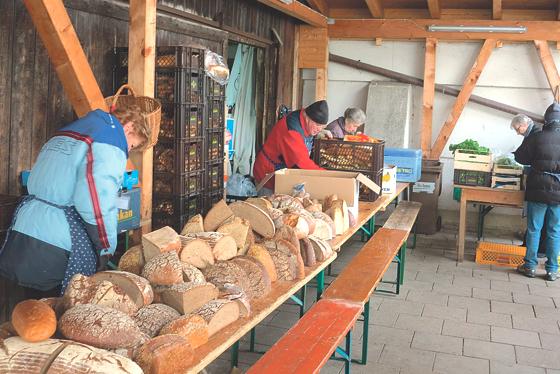 Brotverteilung an Bedürftige bei der Münchner Tafel in Berg am Laim. Das Brot wäre sonst restlos weggeworfen worden. 	Foto: VA