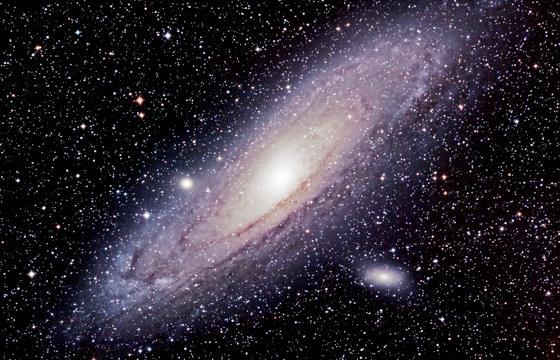 Der Sternenhimmel birgt viele Geheimnisse: Das Bild zeigt den Andromedanebel, die große Nachbargalaxie unserer Milchstraße. 	Foto: Peter Stättmayer