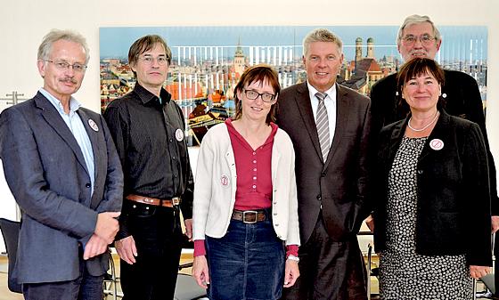 Dieter Reiter (4.v.l.) mit Vertretern des Bündnisses »AufgeMUCkt« und des Bundes Naturschutz.	Foto: VA