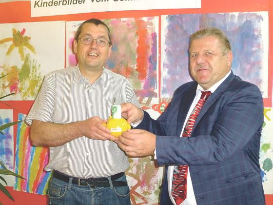 Salberghausleiter Wolfgang Pretzer freute sich über die großzügige Spende von Albert Oehrlein, die er anlässlich seines Dienstjubiläums sammelte. 	Foto: VA