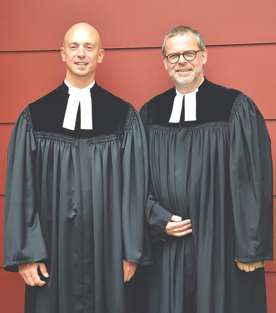 Vikar Fabian Ludwig (v. l.) und Pfarrer Klaus Gruzlewski laden ein zum Abschiedsgottesdienst. 	F: Riepl