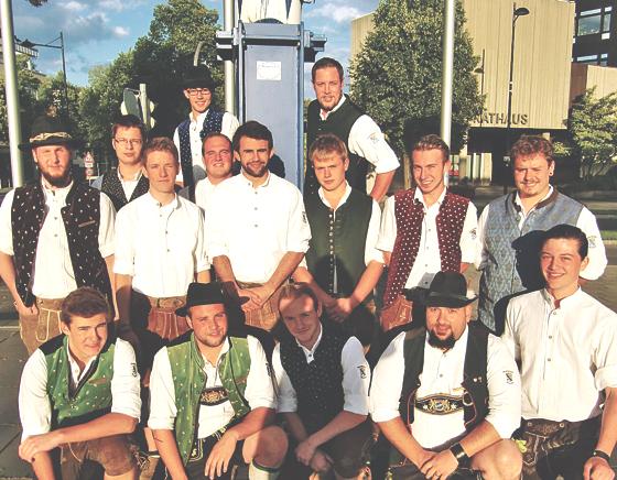 Der harte Kern des Burschenvereins Unterföhring: Der Vorsitzende ist Franz Brennberger (unten Zweiter von links).	Foto: hgb