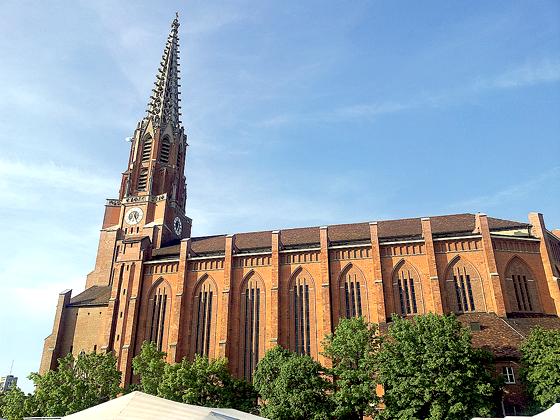 Wahrzeichen seit 175 Jahren: Im Schatten der Mariahilfkirche wurde der »Stolz von der Au« geboren. Das Festprogramm beginnt am Sonntag.	Foto: bs