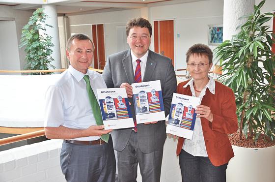Bei der offiziellen Übergabe (v.l.): Eduard Reinbacher, Inhaber des Reba Verlags, Bürgermeister Thomas Loderer und Ingrid Mühl. 	Foto: MO