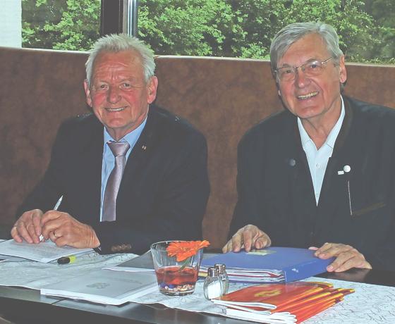 Georg Kalmer (rechts) und sein Stellvertreter Peter Benthues bauen das Angebot der mobilen bzw. ambulanten Demenzhilfe weiter aus. 	Foto: kw