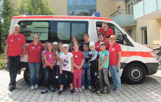 Das Jugendrotkreuz Eching vor dem Rettungswagen der Sanitätsbereitschaft Moosburg.	Foto: VA