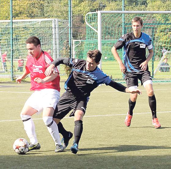 Zamdorfs Torschütze Sepp Zander (links) kann sich gegen die Helios-Spieler durchsetzen.	Foto: wk/Verein