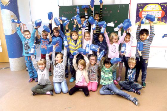 BIO-Brotboxen und Trinkflaschen gab es für die Poinger Erstklässler  es war eine Aktion des bayerischen Kultusministeriums.	Foto: Schule