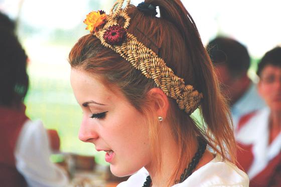 Mit prachtvollen Kopfhauben aus Getreide schmückt sich die Weiblichkeit zu Erntedank. 	Foto: Rudolf Naisar