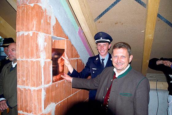 Feuerwehrkommandant Hannes Bußjäger (l.) und Grasbrunns Bürgermeister Klaus Korneder bei der Grundsteinlegung des neuen Feuerwehrhauses.	 F: privat