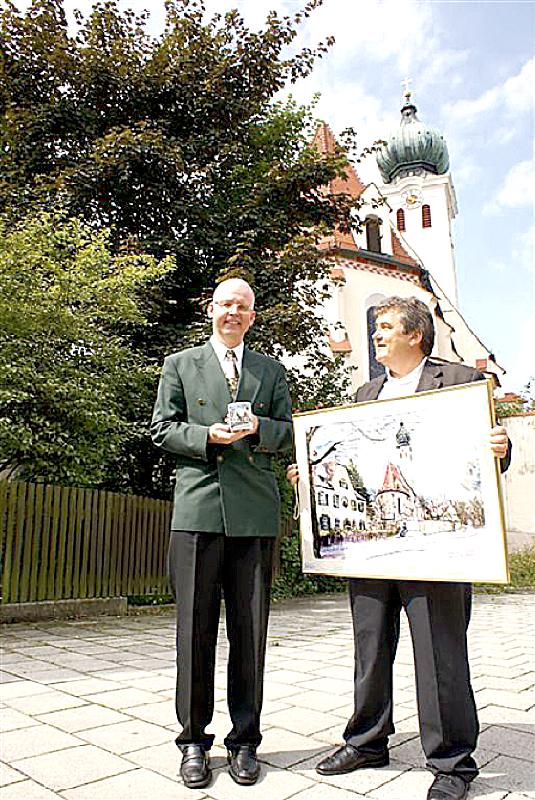 Pfarrer Wechselberger und der Künstler vor der Kirche Maria Ramersdorf, die renoviert wird.	Foto: VA
