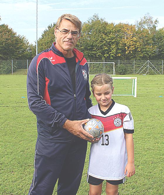 Trainer Uwe Liebstückel begrüßte mit Johanna das 50. Mitglied der Mädchenmannschaften.	Foto: VA