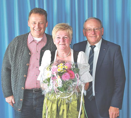Maria Kaiser mit Bürgermeister J. Riemensberger (re.) und Ex-Chef Thomas Bimesmeier.	Foto: Gemeinde