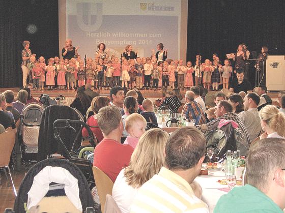 Bühnenauftritt der Kinder der Caritas-Kinderhäuser in Unterschleißheim.	Foto: VA