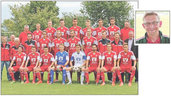 Die Fußballer vom VfB Hallbergmoos-Goldach haben jetzt seit einem Jahr kein Punktspiel mehr verloren. »Wir wollen jedes der kommenden 18 Spiele gewinnen«, sagt Abteilungsleiter Harry Schönwälder (rechts oben). 	Fotos: Chris Kostorz