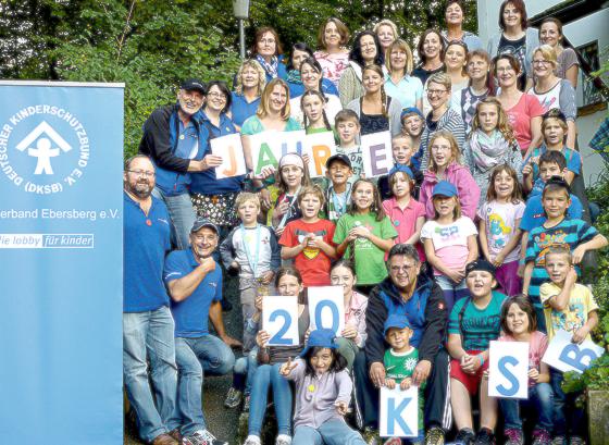 20 Jahre KSB: Alleinerziehende Mütter und Väter zusammen mit ihren Kindern und den ehrenamtlichen Helfern vom  Kinderschutzbund Ebersberg sind begeistert. 	Foto: VA