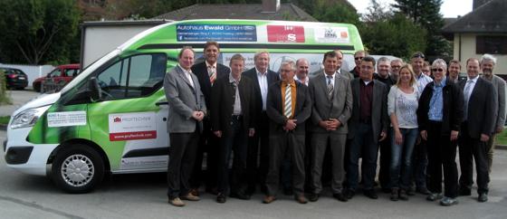 45 Firmen aus der Region Freising, Erding und Umgebung finanzierten gemeinsam einen 9-Sitzer-Van für die Werkstätten für behinderte Menschen Erding und Freising. 	Foto: wfbm