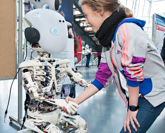 Beim »Tag der offenen Tür« können dem Besucher durchaus auch mal Roboter begegnen.	     Foto: VA