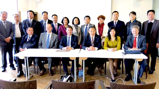 Besuch aus Asien: Unterföhrings Bürgermeister Andreas Kemmelmeyer mit der Delegation aus Shandong im Seniorenzentrum.	Foto: Gemeinde Unterföhring