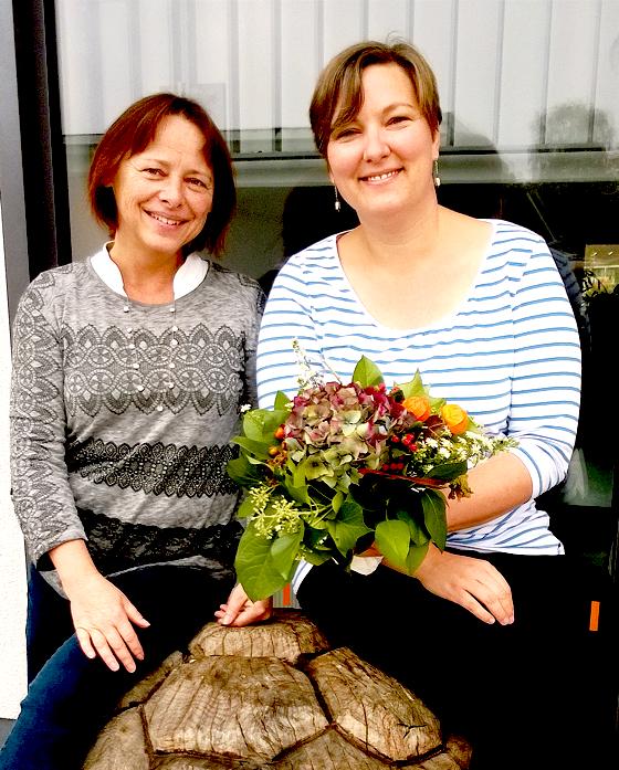 Blumen für die Nachfolgerin: Brigitte Buchholz (rechts) wird Geschäftsführerin.	Foto: VA