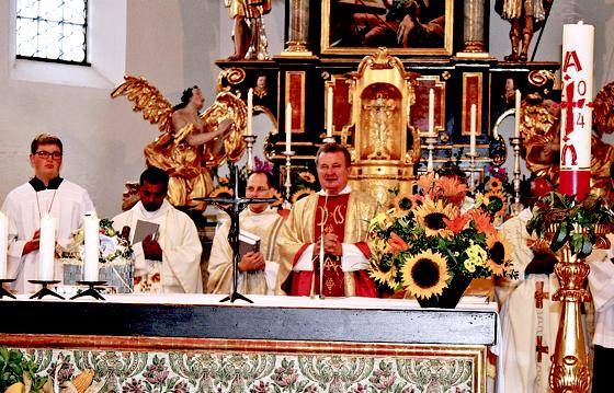 Nicht allzu häufig! Vier Priester zelebrieren den Abschiedsgottesdienst von Ceslaw Sajdak in Feldkirchen.	Foto: Pfarrgemeinderat Feldkirchen