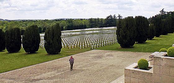 Gesammelt wird auch für die Erhaltung der schier endlos wirkenden Gräber- felder der gefallenen Soldaten bei Verdun in Frankreich.	Foto: Otto Hartl
