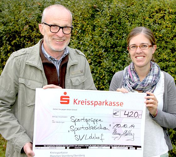 Trainer Henry Halbig überreicht den Spendenscheck an Vorsitzende Susanne Straßer.	Foto: Verein