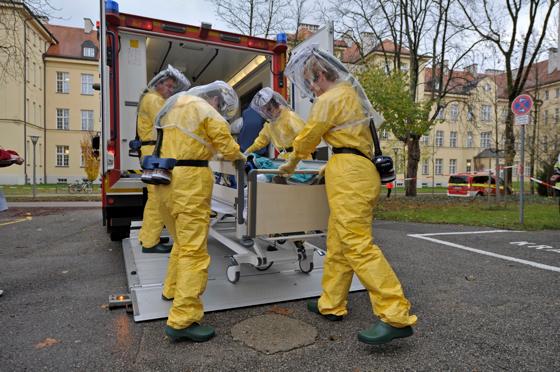 Den Transport eines Ebolapatienten vom Flughafen ins Schwabinger Krankenhaus haben die beteiligten Kräfte bei einer Spezialübung geprobt.	Foto: SKM