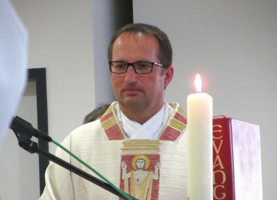 Gut 700 Katholiken feierten vergangenen Sonntag die Amtseinführung des neuen Holzkirchner Pfarrers Gottfried Doll.	Foto: Pietsch