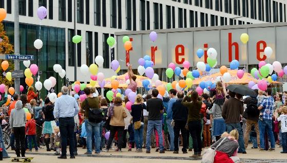 Viele bunte Luftballons! Ganze 3.925 Kinder sind im Münchner Geburtshaus in den letzten 20 Jahren zur Welt gekommen. Das Samstagsblatt gratuliert herzlich. 	Foto: Verein