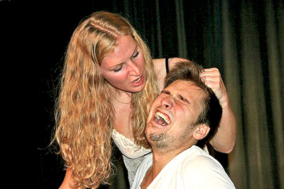 Liebe kann auch schmerzhaft sein  Schüler der neuen Münchner Schauspielschule zeigen Szenen unter dem Titel »Liebe und andere Grausamkeiten«. 	NMS