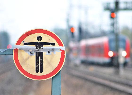 Der Gleisbereich ist kein Fußweg und kein Aufenthaltsort, sondern einfach nur gefährlich.	Foto: BPol