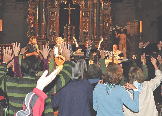 Singen in der Gemeinschaft: Jeder ist mittendrin in einem riesigen lebendigen Klangkörper in der  St.-Michaels-Kirche.	Foto: Marion Mutschler