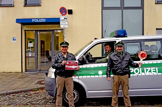 Polizeihauptkommissar Dieter Heumann, Poilzeioberkommissar Stefan Gesell und Polizeihauptmeister Werner Staude von der PI 23 in Giesing zeigen Langfingern die Rote Karte. 	Foto: hw