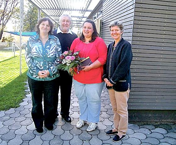 20 Jahre im Kinderhaus: Sonja Schranner (Mitte) freute sich über Blumen.	Foto: privat
